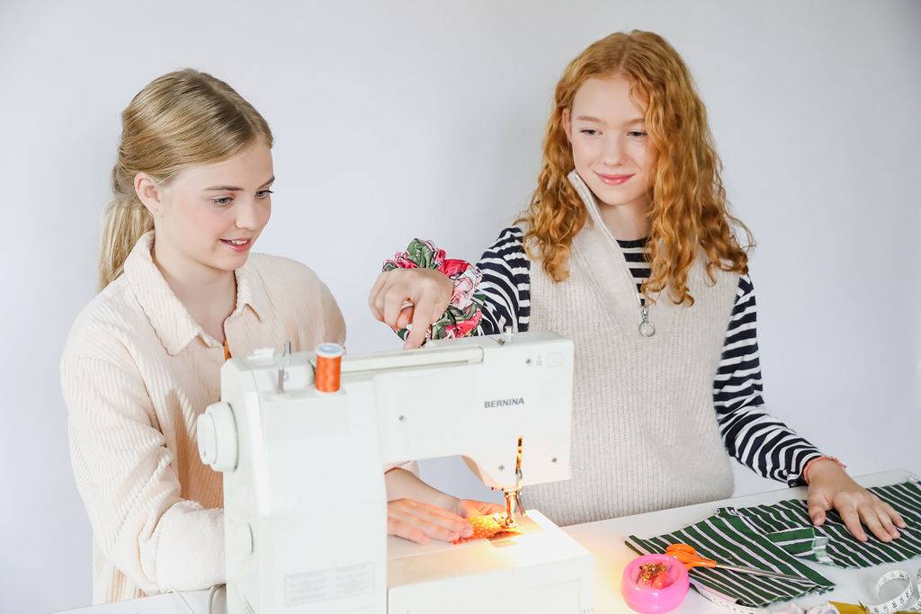 Lapset ompelemassa Kässäkoulussa