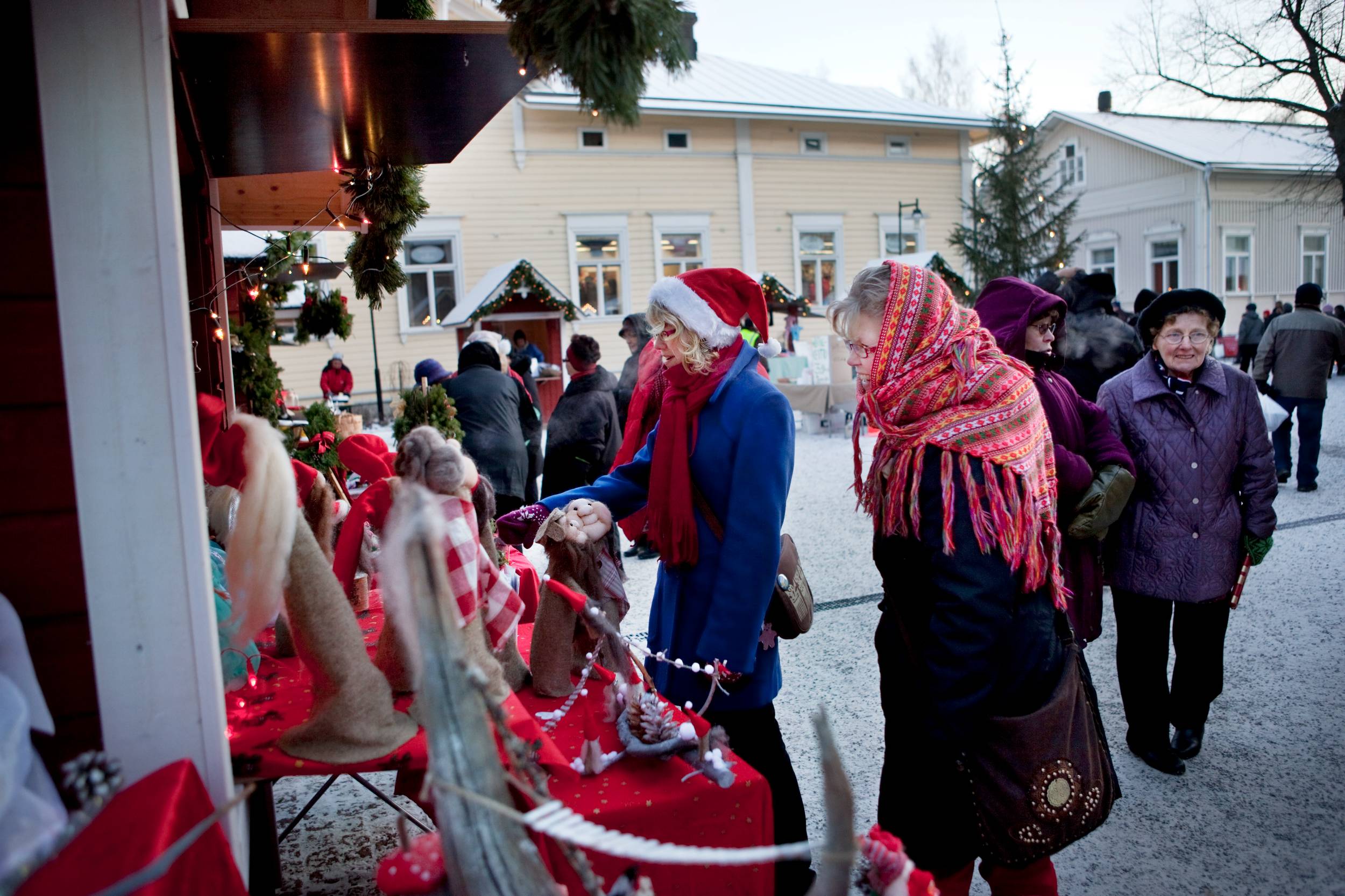 Happy people roaming around in the Christmas market in Taitokortteli Joensuu