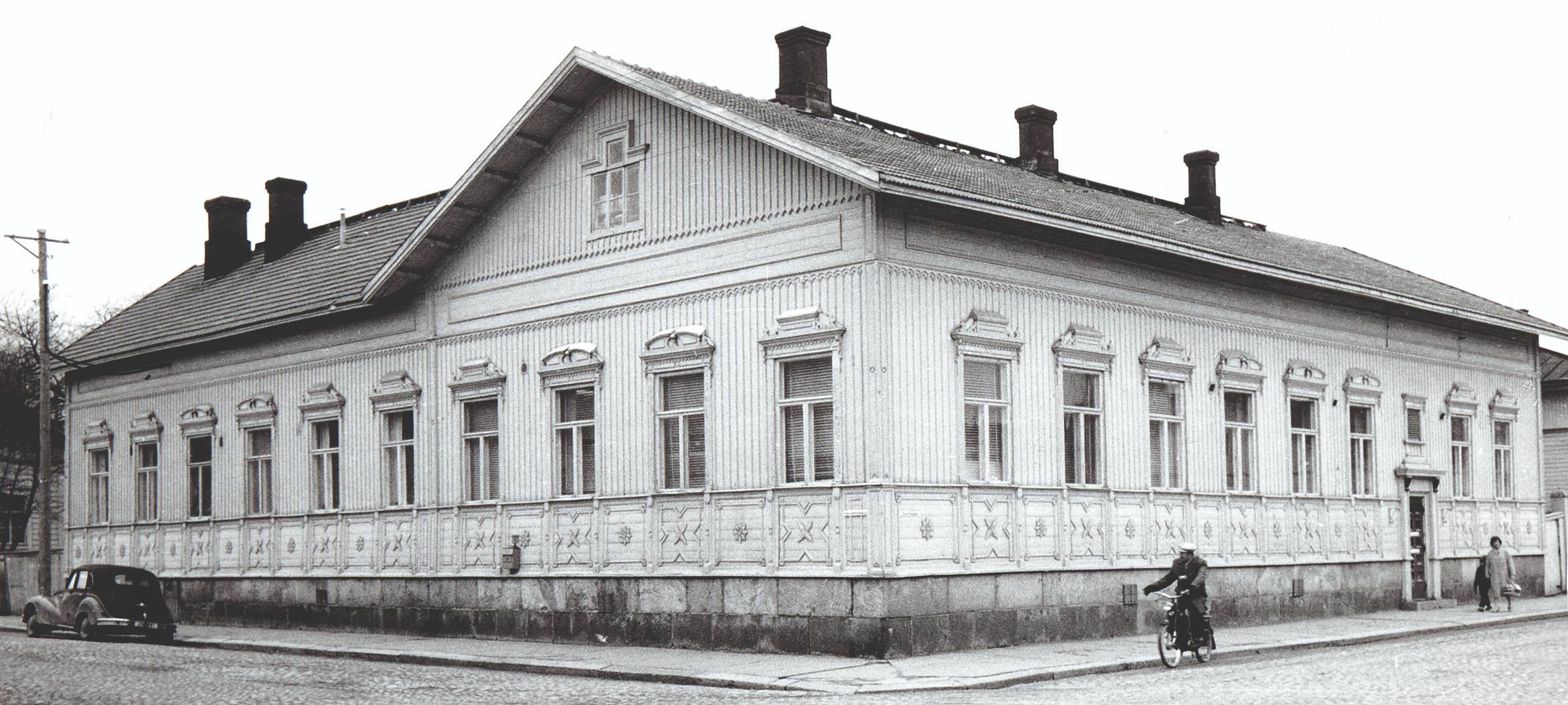 Mustavalkokuva Koskikadulta Mustosen talosta 1950-luvulta.