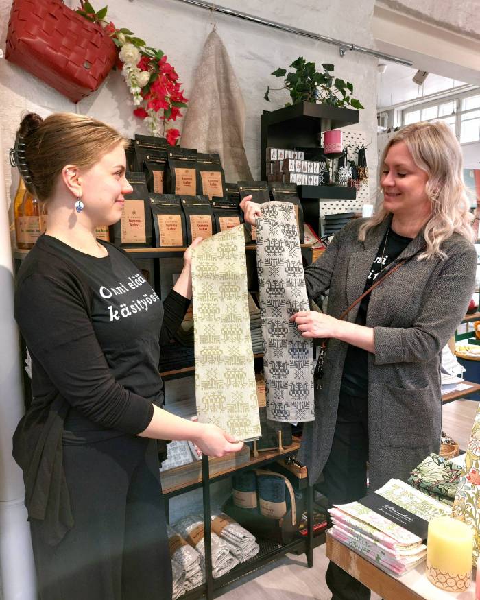 Taito Shop Joensuun myymälänhoitaja Minna Hirvonen ja harjoittelija Hanna