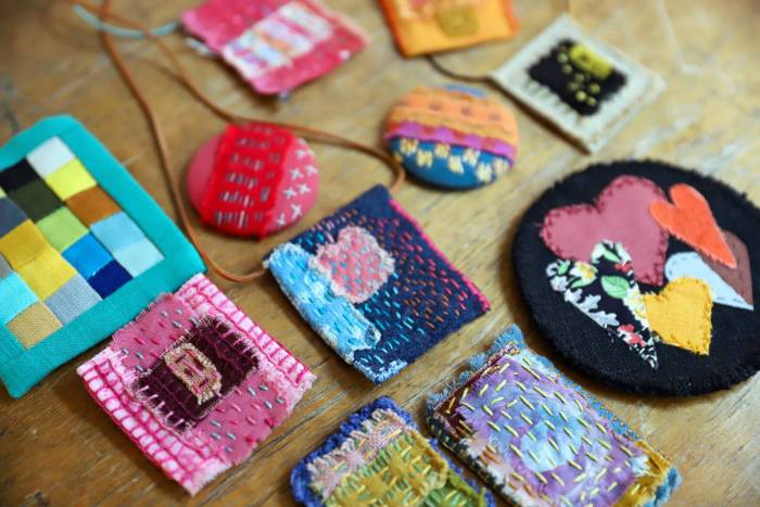 Luovalla tilkkutyötekniikalla tehtyjä koruja