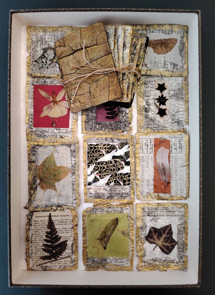 Käsintehdyistä papereista valmistettuja kollaaseja ja taidekuvia
