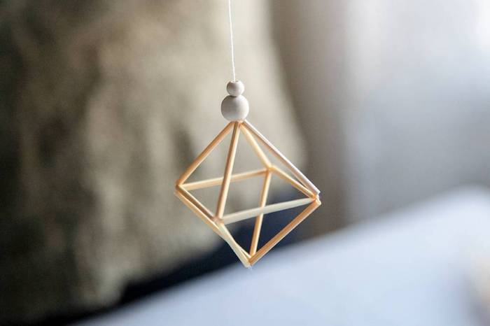 Oljesta valmistettu himmelin peruskuutio