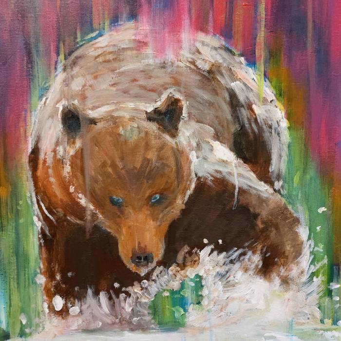 Näyttävä karhumaalaus, jossa karhu kulkee lumessa eteenpäin ja revontulet kieppuvat ympärillä