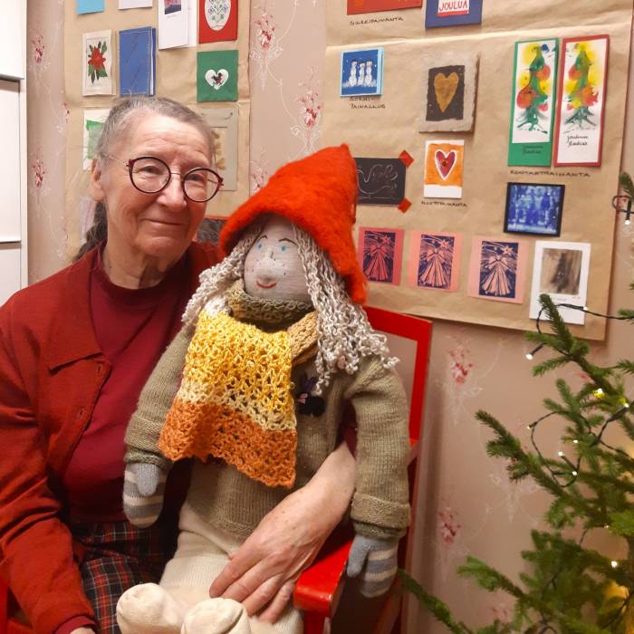 Joensuun Kalevalaiset Naiset ry:n Taitokammariin Taitokorttelissa on rakentunut upea joulukorttinäyttely.