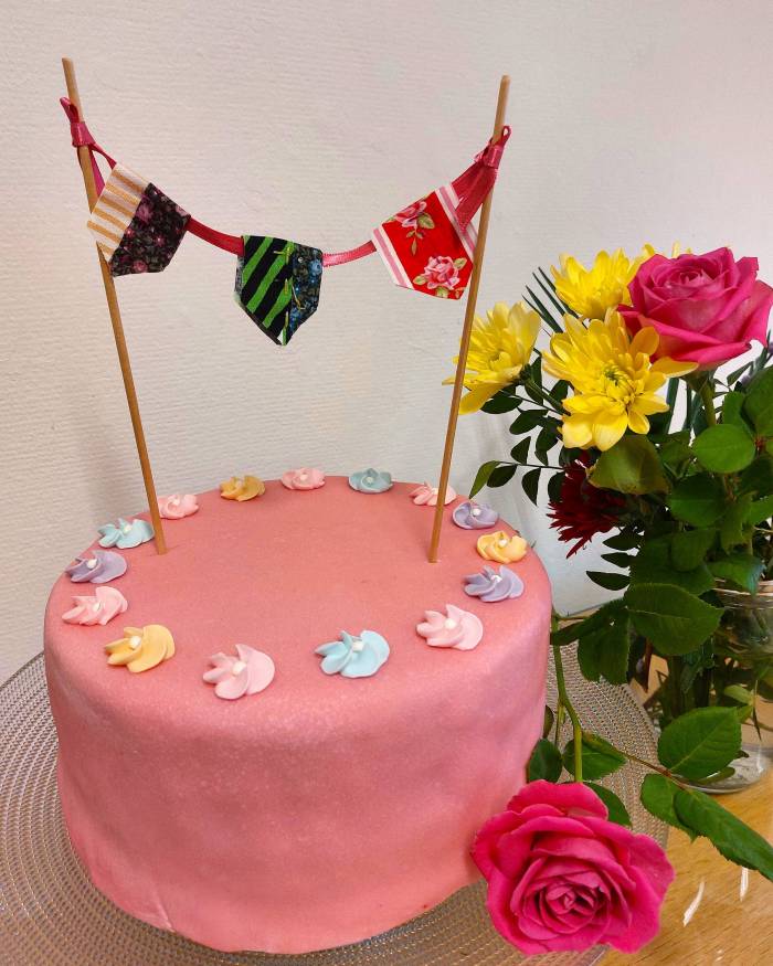 Kangastilkuista ja nauhasta valmistettu koristeviiri kakun päällä