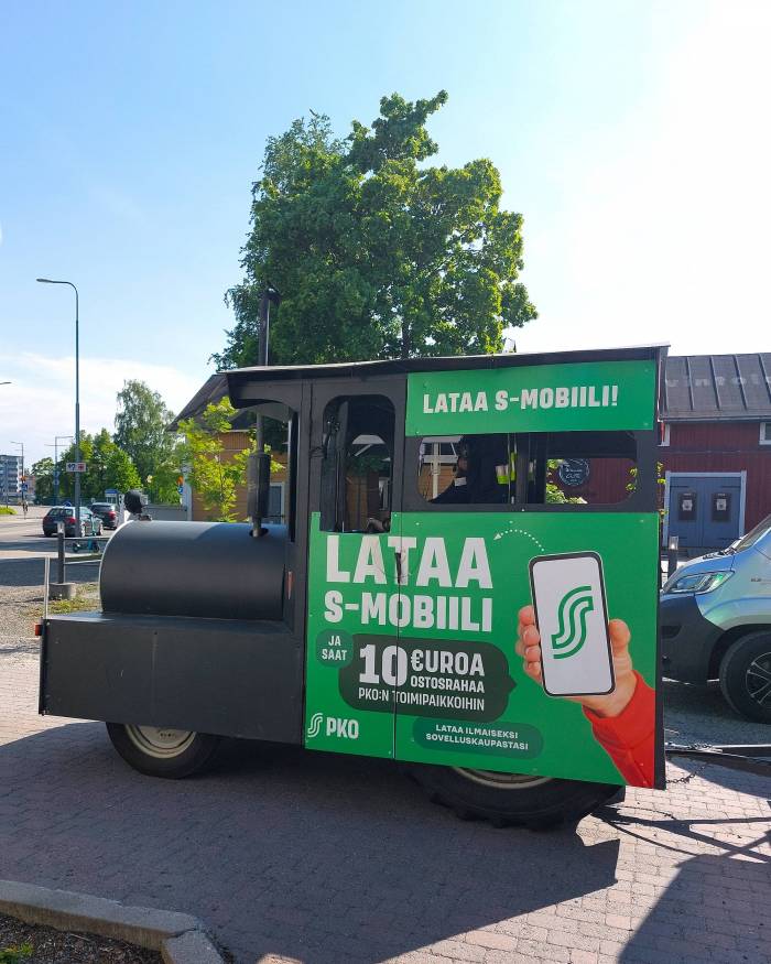 Jippo-katujuna tekee lähtöä pysäkiltään Taitokorttelissa
