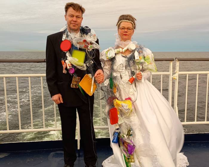 Marko Kaiponen & Katja Öhrnberg valokuva Plastikhäät -performanssista