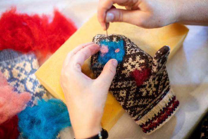 Neulahuovutus Vaatteen korjaamista neulahuovuttamalla