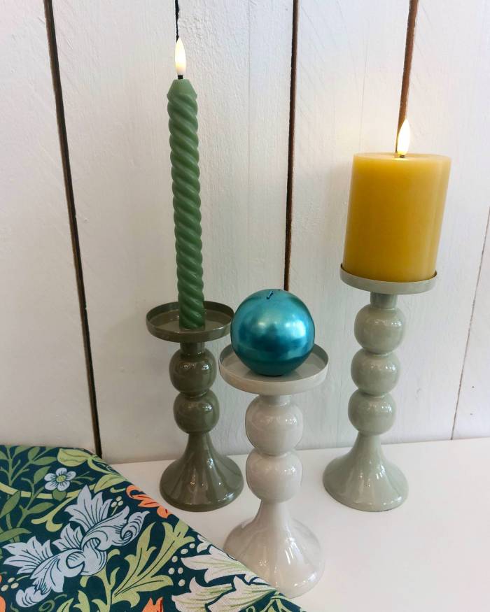 Kynttilänjalkoja ja kynttilöitä