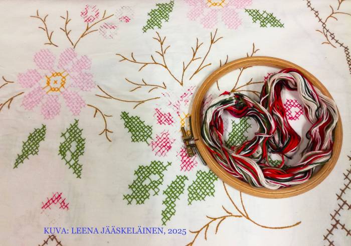 Ristipistoin kirjottu kukkapöytäliina