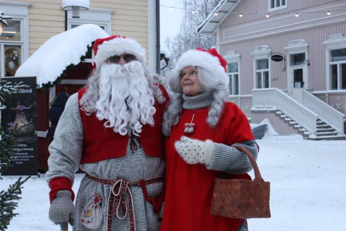 Joulupukki ja Joulumuori Taitokorttelin pihamaalla