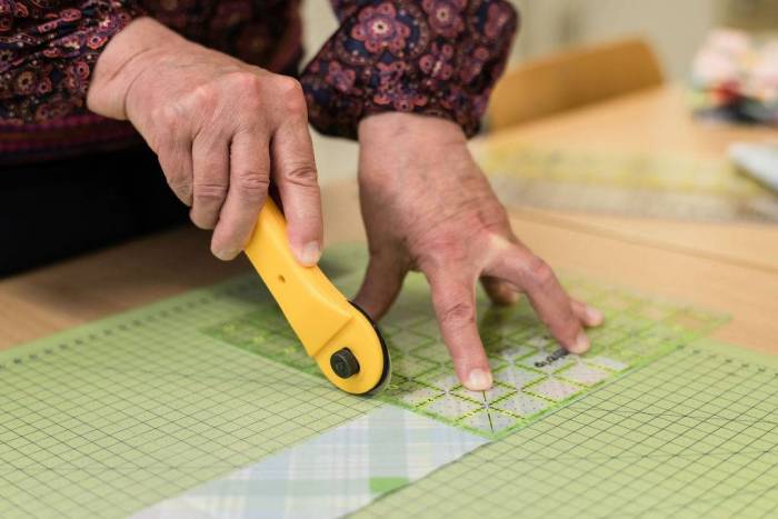 Tilkkuleikkuri, leikkuualusta ja tilkkuviivain