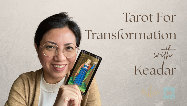 Keadar Yimmongkol tekee tarot-tulkintoja Taitokorttelin Käsityö-Yökerhossa